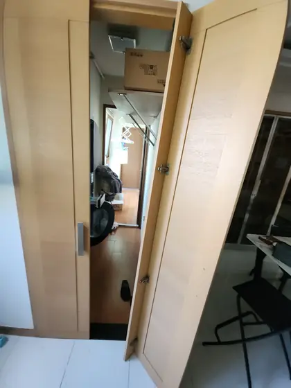 붙박이장 경첩 보수 — 문을 활짝 연 채 경첩 쪽을 살피는 모습