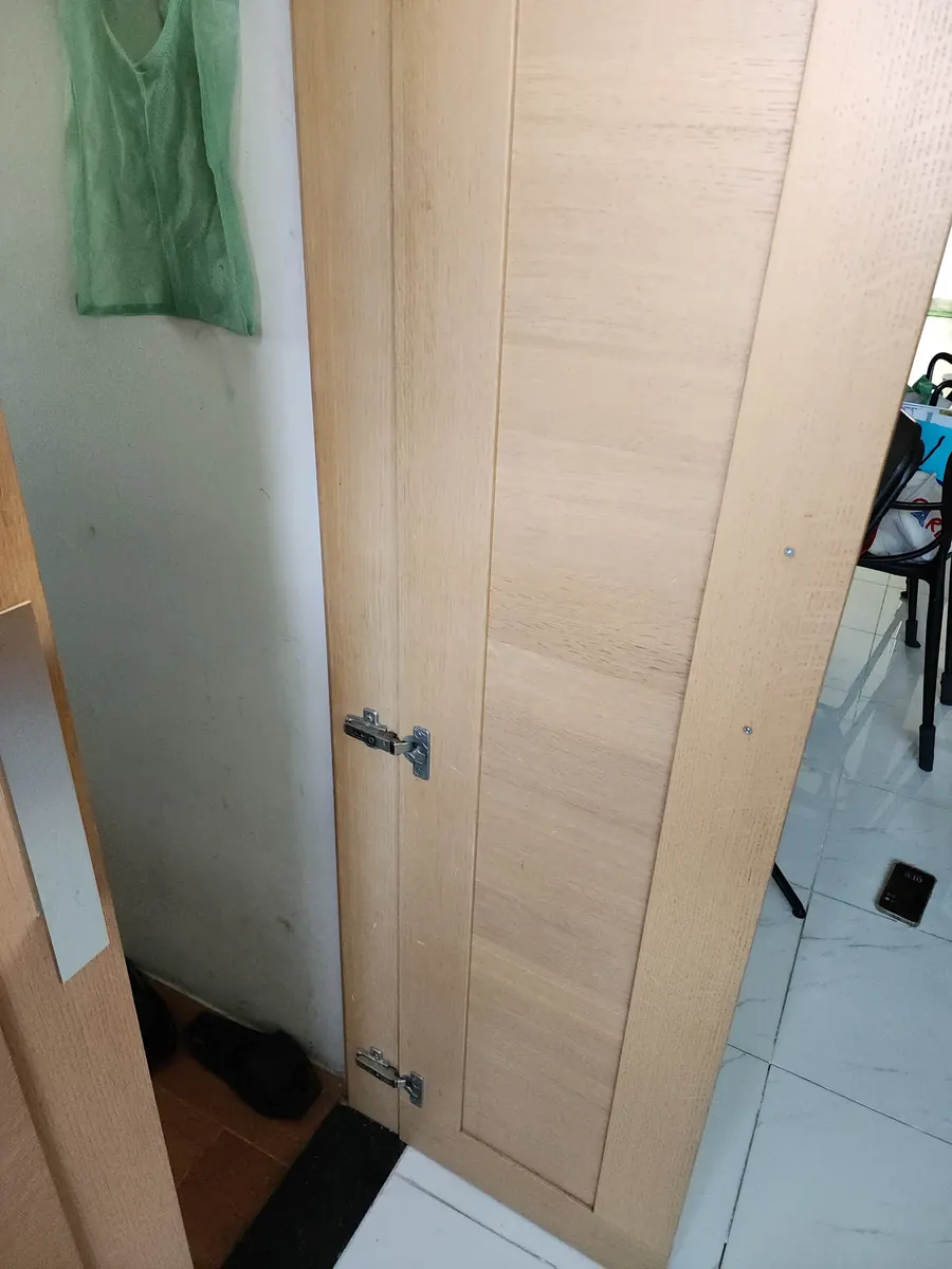 붙박이장 경첩 보수 — 문 가장자리에 새로 단 경첩 두 개